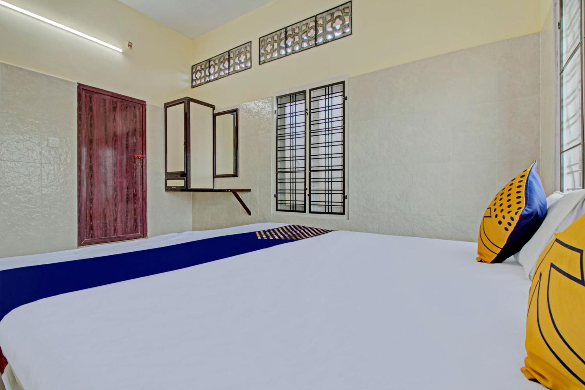 Spot On J P Tourist Home Kollam Exterior foto